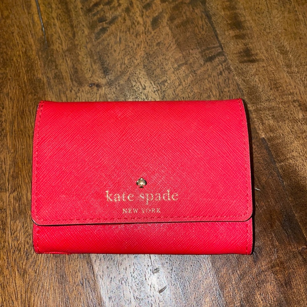 Kate Spade mini wallet bi fold.  Key ring is missing.  No stains no tears